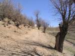 اینجا تنگهی بالایی (شمالی) است که اسکندر برای گیرانداختن دربند پارس استفاده کرد و بدست «مارکو پرینس» گرفته شده است.